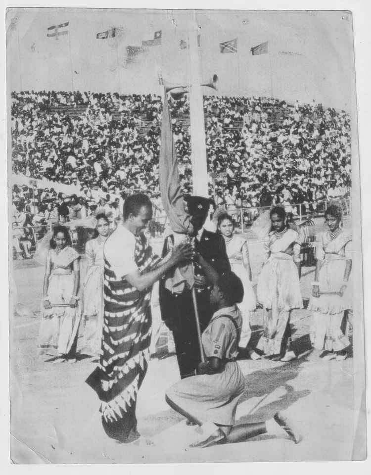 KK receives the Zambian flag 1964 ((image courtesy of National Archives of Zambia)