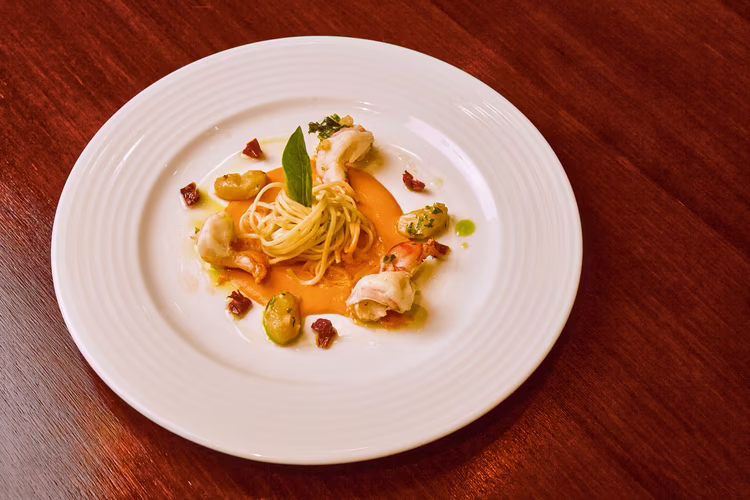 Expect personalised service from welcoming staff and four dining choices, including a fine-dining restaurant, lounge bar, rooftop deli and tea shop. (Image courtesy of Neelkanth Sarovar Premiere).