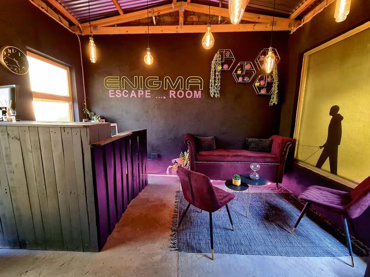 A thrilling adventure that begins in an asylum, where the escape team must solve the mystery of the abandoned doctor’s office to win their freedom. (Image courtesy of The Enigma Escape Room).