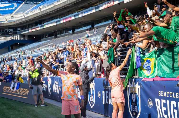 Barbra Banda takes a selfie with Zambian fans in the US (Image by ZUMA Press)