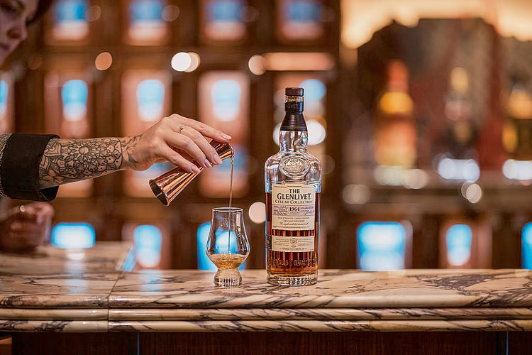Bascule Bar offers a polished, low-lit atmosphere, known for its extensive whisky selection and smooth classic cocktails. It’s a relaxed yet refined stop; with a grown-up lounge feel, perfect for unhurried conversations. (Image courtesy of Bascule Bar).