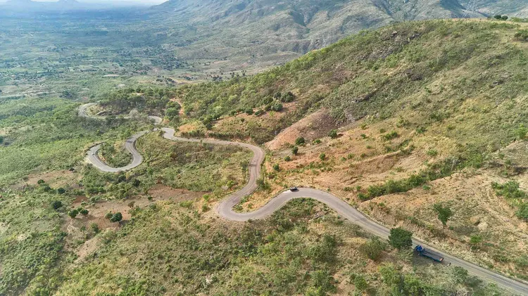 The long winding road on the scenic route from Lilongwe to Cape Maclear via Dedza (image by Walid Nassar).