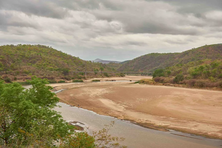 The Luangwa Bridge spans over the dry riverbed (image by Chosa Mweemba).