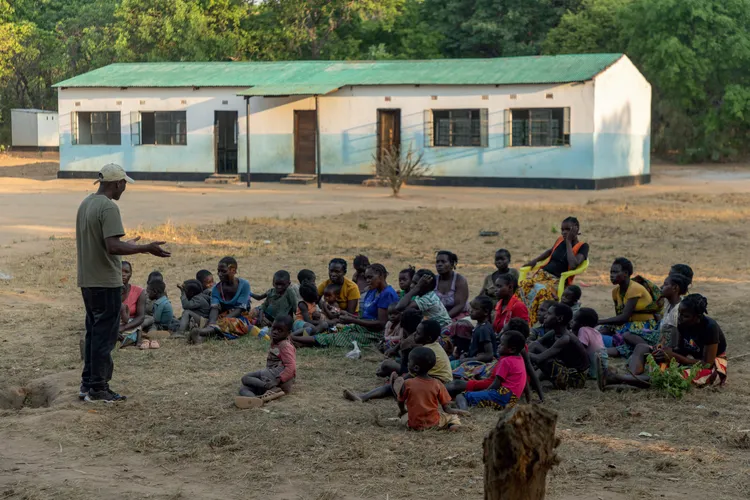 John Phiri address members of the Kafunfula Community (Image by Nkwazi/Justine Kunda).