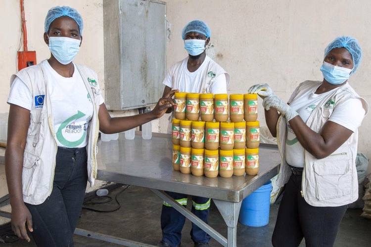 Turning locally grown crops into packaged foods can help entrepreneurs add value to agricultural produce while creating products for households, retailers and other buyers. (Image courtesy of ABC Gokwe).