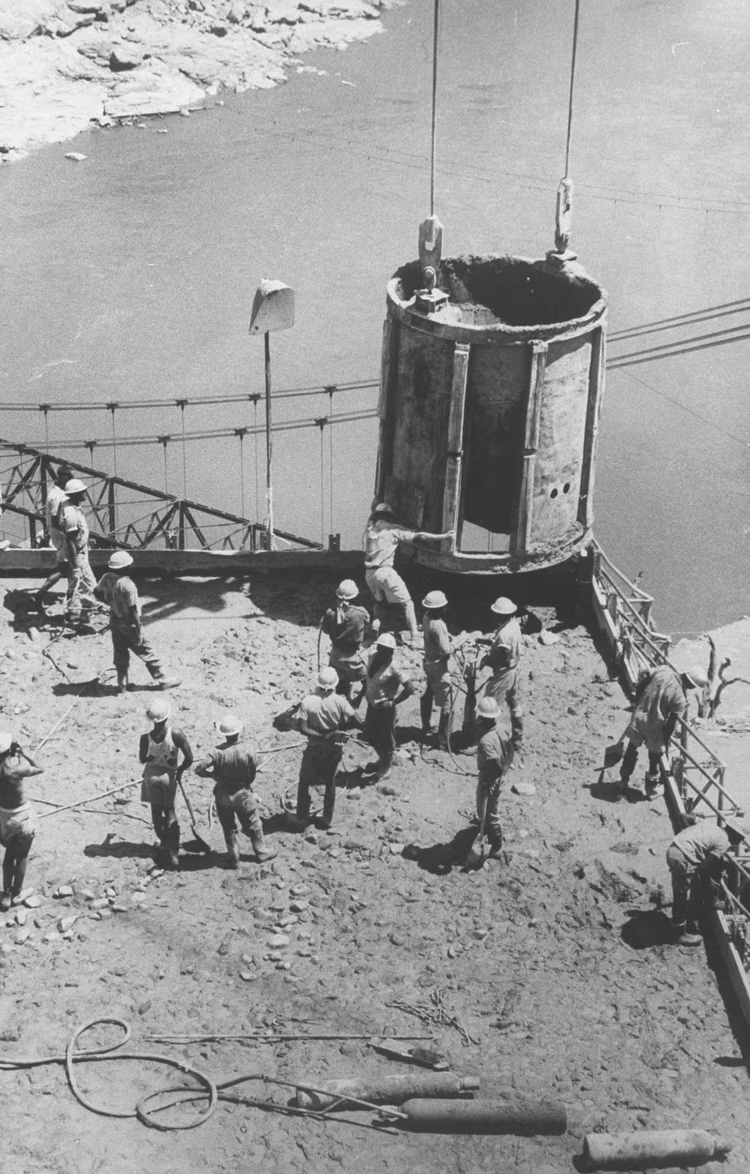 The construction of Kariba Dam in the late 1950s transformed the Zambezi Valley, displacing tens of thousands of people and permanently changing the landscape. (Image courtesy of Mangwanani via Wiki Media).
