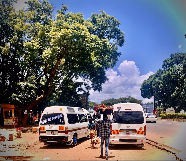 Minibuses loading passengers, as the commute to downtown begins.(Image by Ingrid Chilufya).