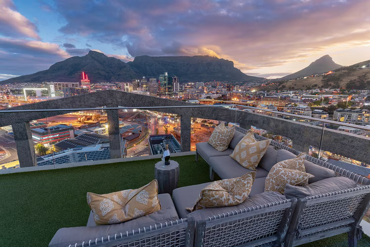 Silo Rooftop offers bold views and crisp cocktails. (Image courtesy of Silo Rooftop Bar).