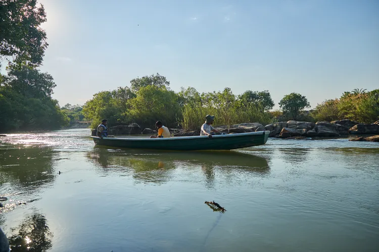 Canoeing across the Lunga river. (Image by Nkwazi/Justine Kunda).