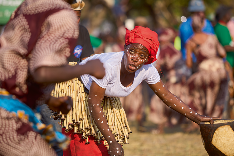 A dancer of the Ministry of Defence Air Band communicates with a bandmate. (Image by Nkwazi/Justine Kunda).