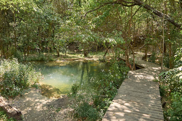 Visitors can enjoy hiking, picnics, swimming, and playing tennis or squash at the courts, among other activities. The clubhouse doubles as a restaurant, which was closed for the day. (Image by Justine Kunda for Nkwazi Magazine).