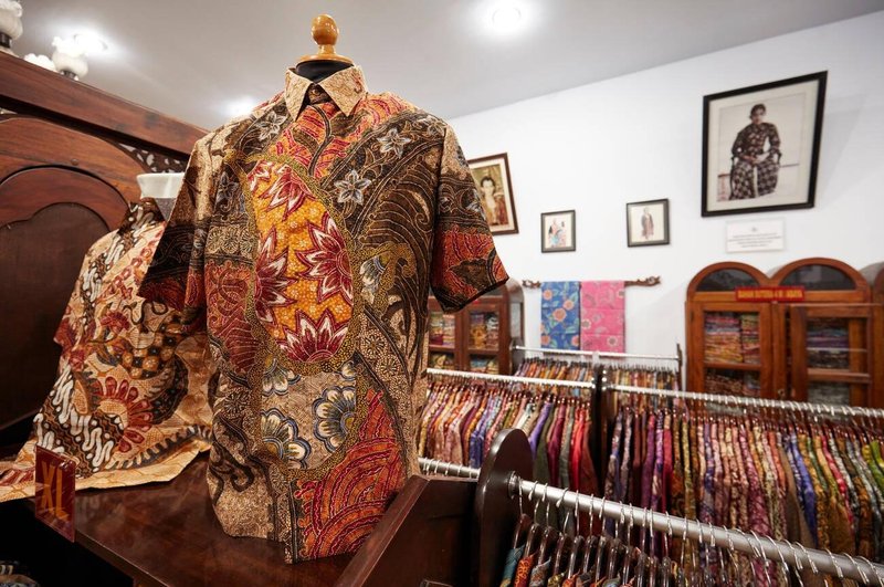 Traditional batik shirts on sale in Indonesia (Leonid Serebrennikov)