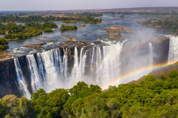 In Livingstone dwells the Mosi-oa-Tunya, “The smoke that thunders,” the world’s greatest sheet of falling water, 1,708 m wide with depths reaching 108m, creating sprays visible from 30-50km away and stunning lunar rainbows during full moons.