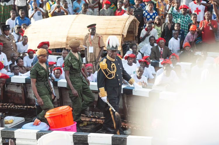 Kuomboka means to come out of water. The Litunga’s movement from the flooded plains of Lealui to higher ground in Limulunga. (Image by Chosa Mwemba for Nkwazi Magazine).