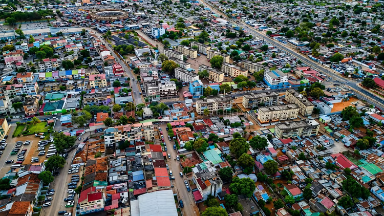 The layouts of these compounds reflect both planned sections and informal expansion, illustrating how Lusaka’s growth has often occurred beyond official frameworks.