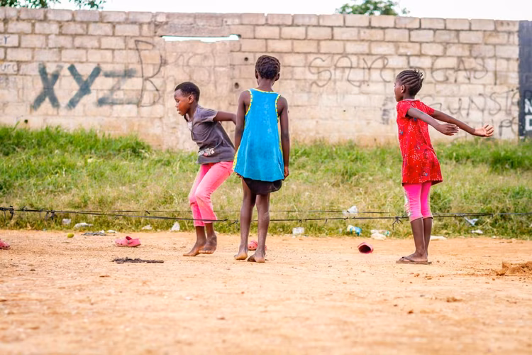 Even without a proper skipping rope, strips of plastic tied together proved equally effective. (Image courtesy of Chulu sakaz via Wikimedia Commons).