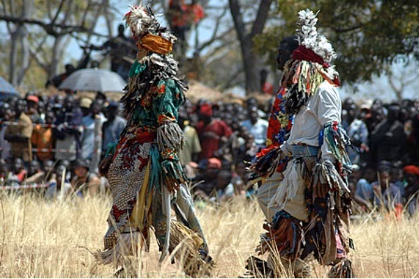 Traditional masquerade dancers going to dance at the Kulamba Ku Bwalo Harvest Festival. (Image courtesy of Kingsfari).