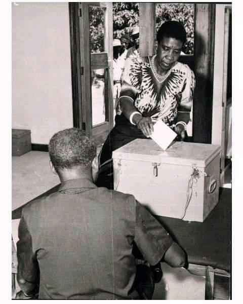 Princess of Barotseland, Nakatindi Nganga casts a ballot. (Image courtesy of ZANIS).